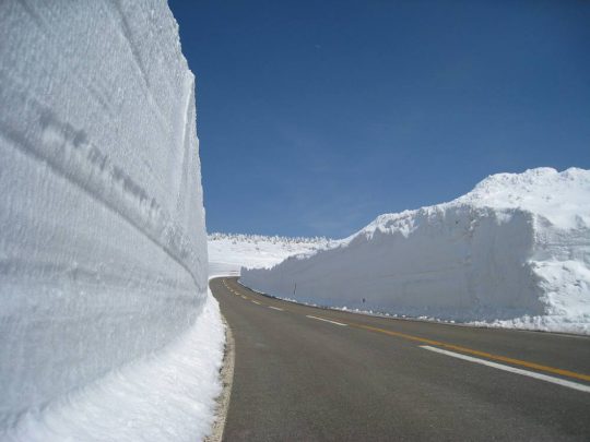 写真：雪の壁が残るアスピーテライン